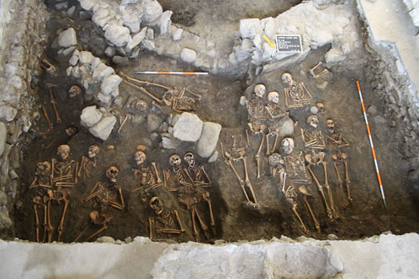 Landeck/Pfarrkirche - Blick auf den Friedhofsbereich außerhalb der romanischen Apsis