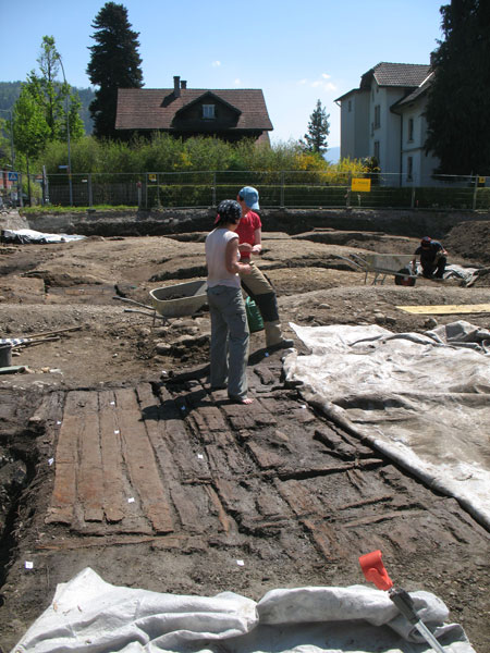 Bregenz Ölrain - Dokumentation eines Holzrosts mit Bretterauflage (Teil des Strassenkörpers)