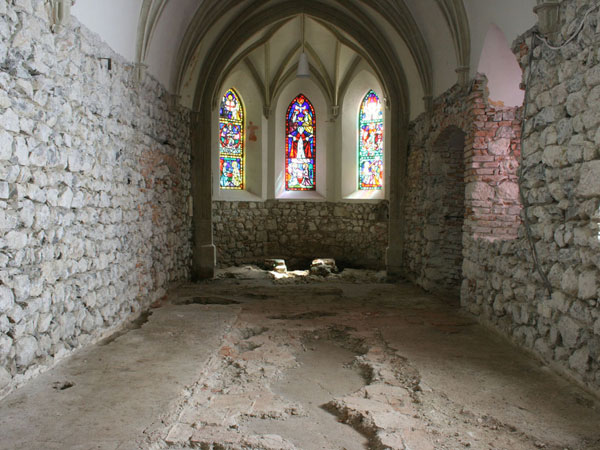 St. Georgenberg - Blick in den Innenraum der Lindenkirche nach der Säuberung der Maueransichten