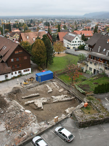 Überblick über das gesamte Grabungsgelände (von Süden aus). Sehr gut erkennbar der bereits 1970 freigelegte und konservierte Turmteil rechts vorne im Bild.