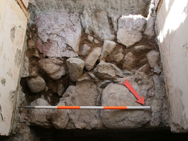 Detail der Abrissoberkante der Stadtmauer aus dem 13. Jahrhundert.