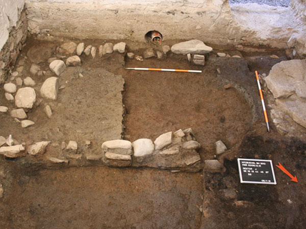 Reste eines Eisenschmiedeofens aus dem 14. Jahrhundert.