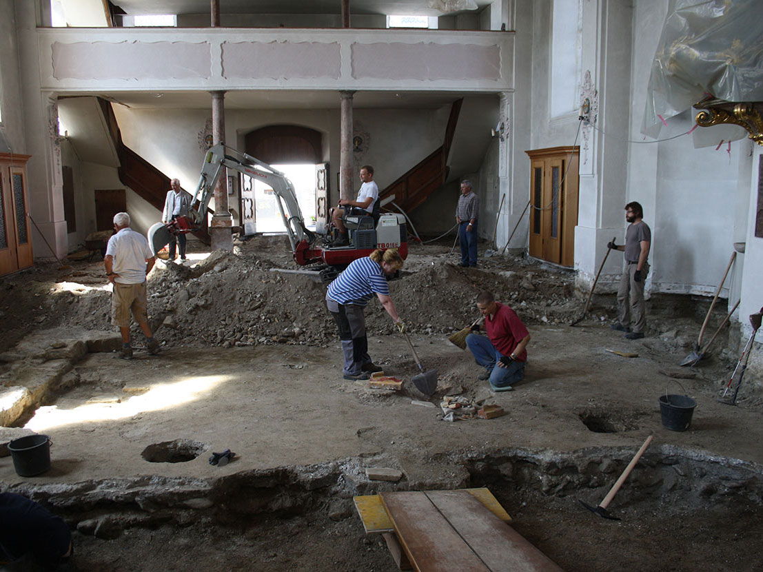Angath - Zahlreiche Freiwillige halfen mit den barocken Bauschutt auf der Kirche zu entfernen