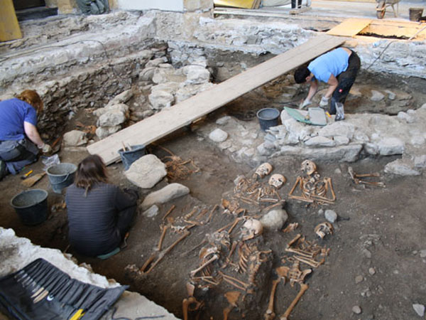 Landeck - Freilegen der romanischen bzw. vorromanischen Mauern und des östlich davon liegenden Friedhofes