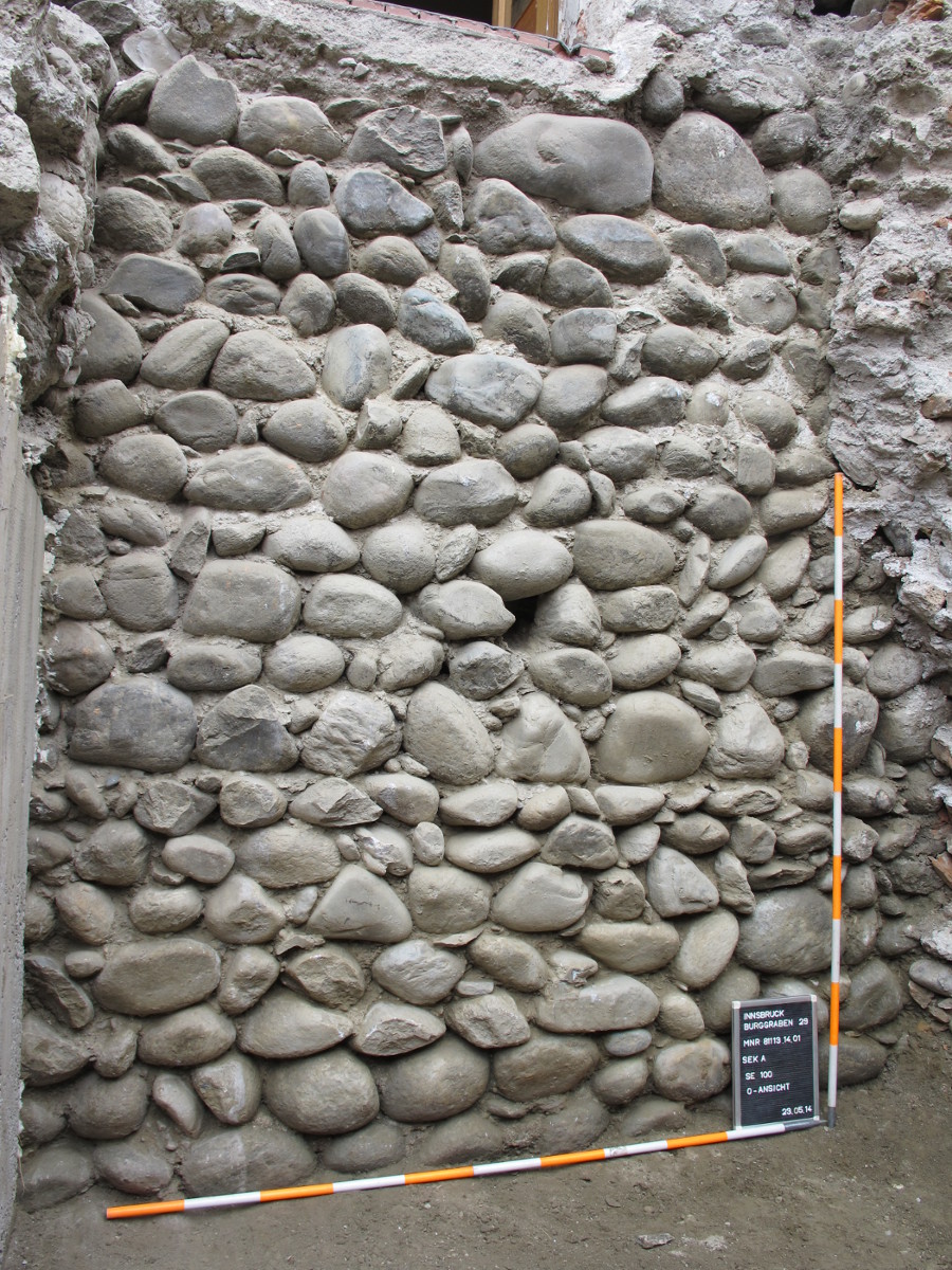 Ansicht des Fundamentes der Stadtmauer aus der 1. Hälfte des 13. Jahrhunderts.