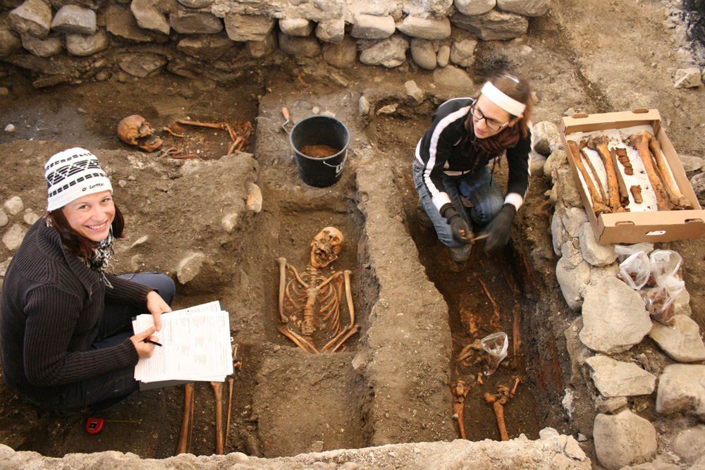 Exhumierung und schriftliche Dokumentation von Gräbern innerhalb der Vorhalle. Foto: TALPA.