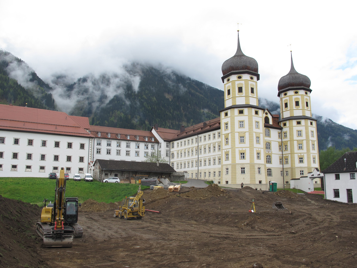 Blick Richtung Süden über die Baufläche nach dem Abtragen des rezenten Humuspaketes.