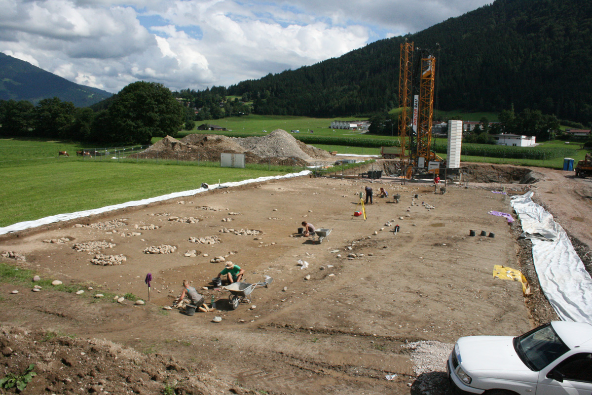 Wörgl / Tirol Milch. Überblick über die Grabungsarbeiten in der nördlichen Parzelle. Im Hintergrund (Kran) die bereits ausgegrabene und dokumentierte südliche Parzelle.