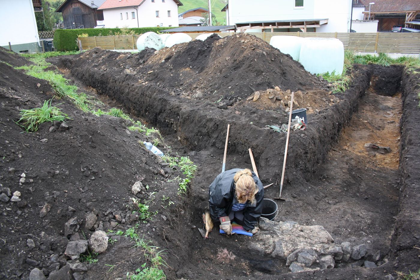 Freilegung der römischen Mauern. Von Osten aus. Foto: TALPA.