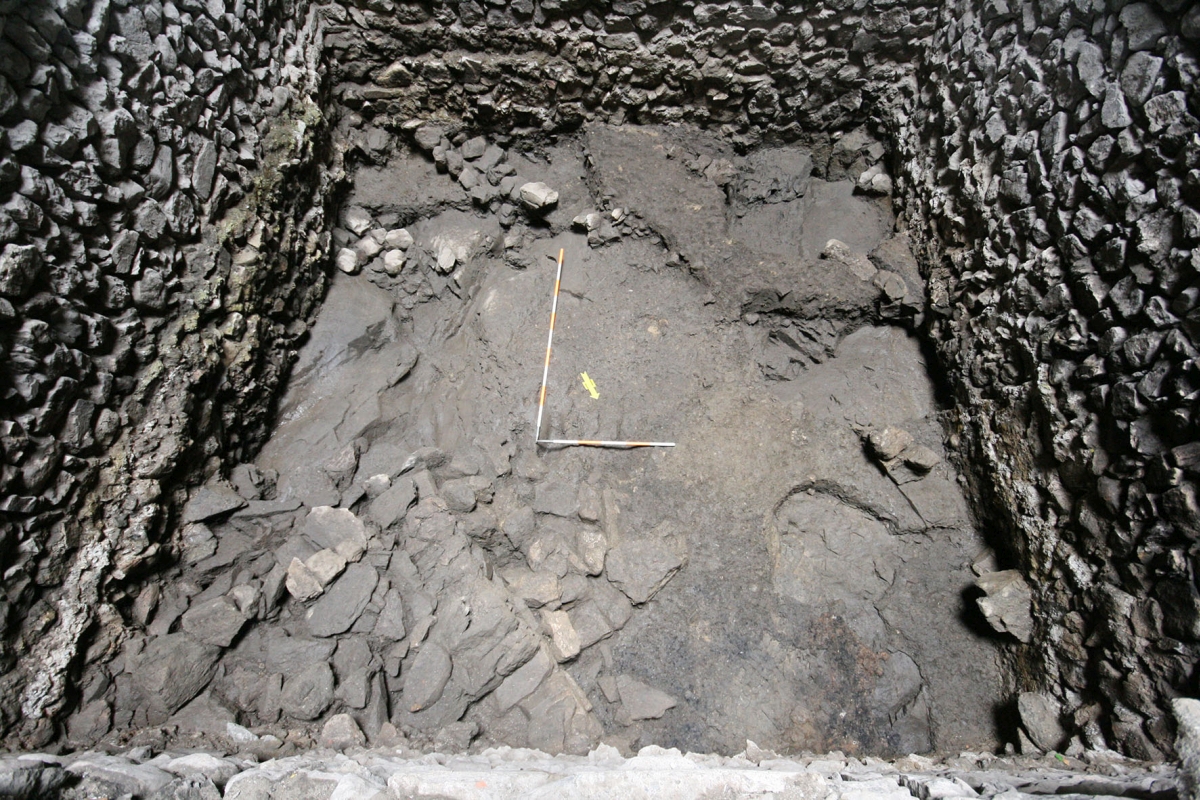 Befundsituation im Inneren des Bergfrieds von Tosters mit frühbronzezeitlichen Mauerzügen und dazwischen liegendem Gehhorizont.