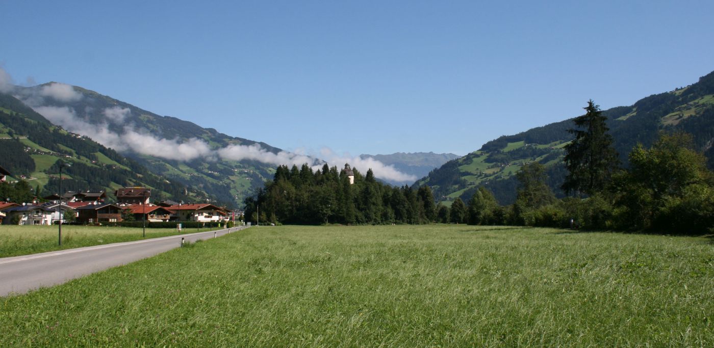 Der Burgstall mit der Kalvarienberg Kapelle (Zum gekreuzigten Heiland) von Süden aus. Die Grabungsstelle befand sich etwas westlich davon. Foto: TALPA.