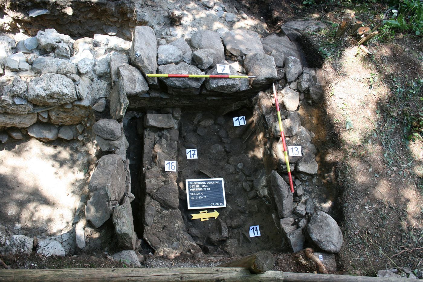 Detail der nördlichen Schnitthälfte mit den freigelegten Mauerresten. Von Osten aus. Foto: TALPA.