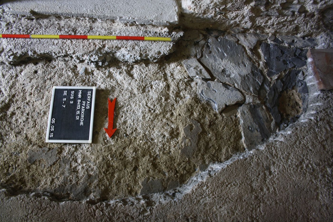 Barocker Schieferplattenboden der älteren Sakristei in der Pfarrkirche Serfaus