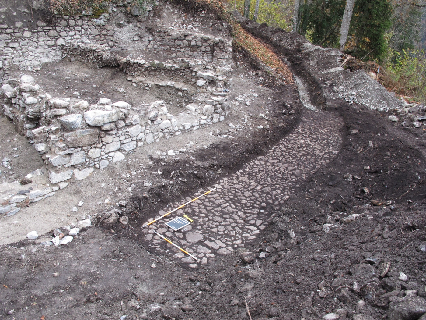 Hofbereich südlich des Wirtschaftsgebäudes mit Pflasterung aus Bachsteinen.