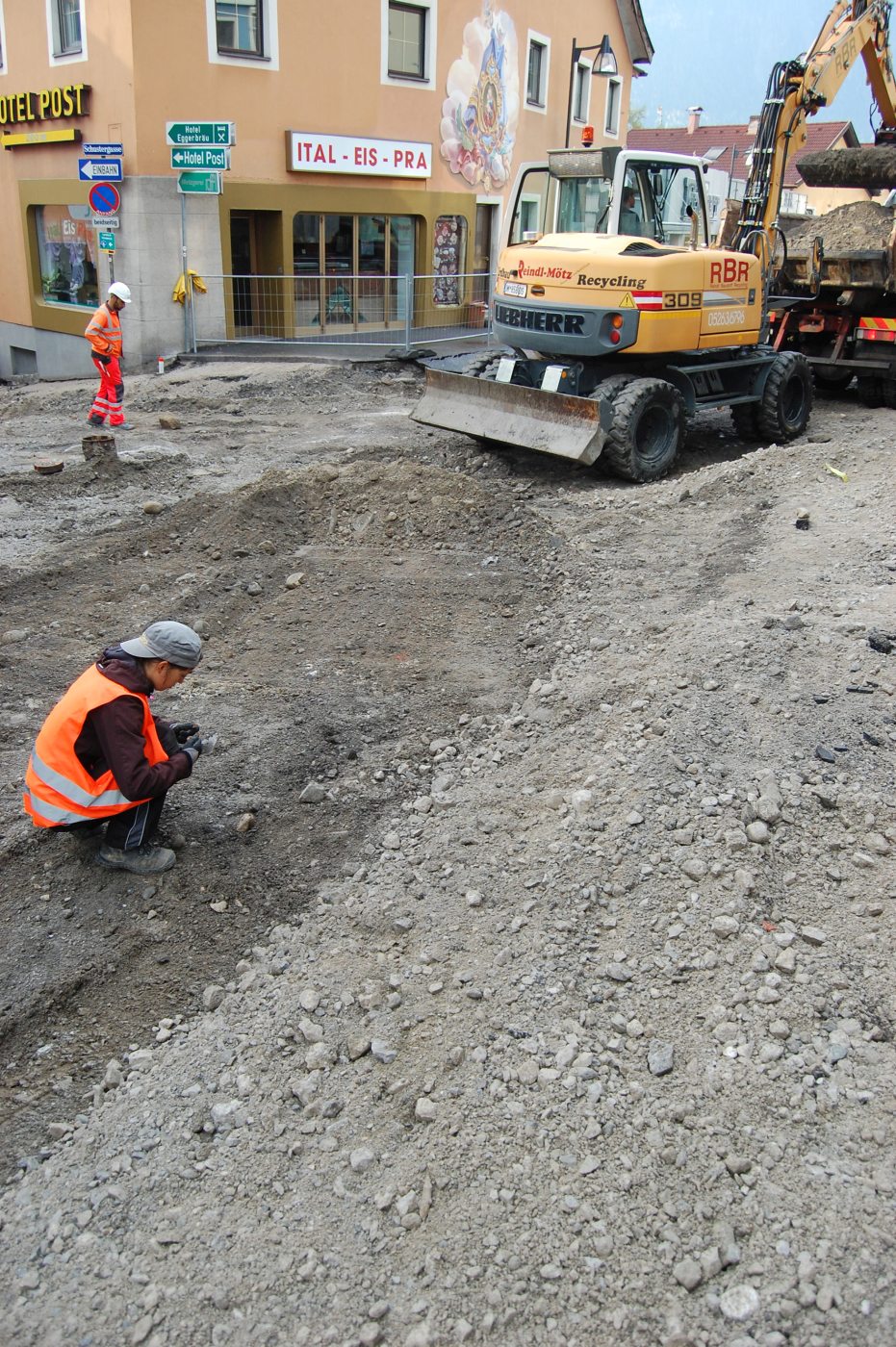 Baggerarbeiten im Bereich der Dr.-Carl-Pfeiffenberger-Straße.
