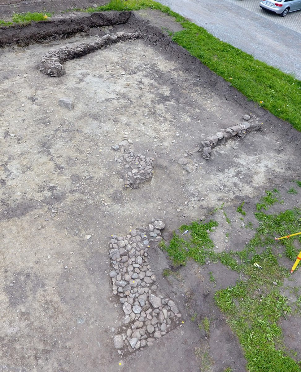 Blick auf den westlichen Teil der Grabungsfläche mit den Resten der latènezeitlichen Terrassierungsmauern.